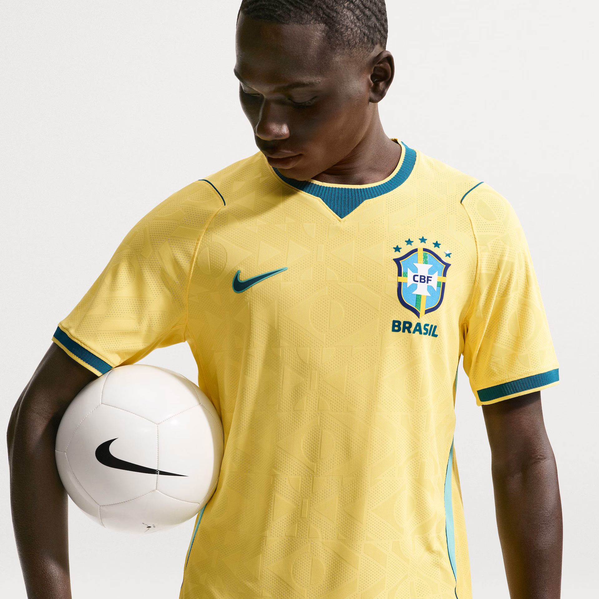 Camisa Brasil Copa 2026 - detalhe do escudo